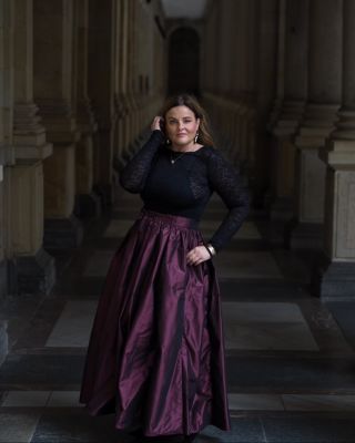 Sukně Alba - italsky znamená alba červánky - je z taftu barvy burgundy, která kraluje podzimu. Ve švu má kapsy, v pase je...