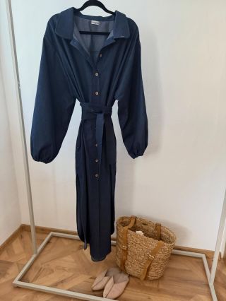 Šaty Lento, z bavlněného denimu. Multifunkční kousek, který využijete nejen jako šaty, ale také pro různé kombinace...